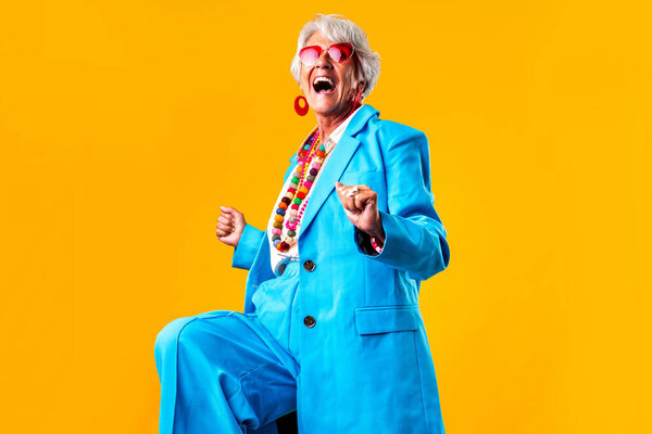 Hermosa Mujer Mayor Con Pelo Gris Usando Colorido Retrato Ropa — Foto de Stock