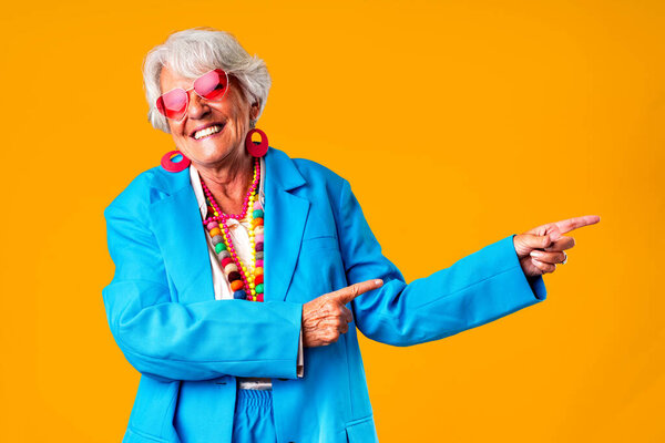 Hermosa Mujer Mayor Con Pelo Gris Usando Colorido Retrato Ropa — Foto de Stock