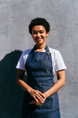 Fırın, kafedeki siyah kadının mutlu portresi pasta, kahve ve pişmiş yiyecekler servis etmeye hazır. Restoran, kafe ve kendine güvenen garson barista servis, yardım ve hoş geldiniz.