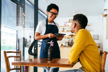 Fırın, kafedeki siyah kadının mutlu portresi pasta, kahve ve pişmiş yiyecekler servis etmeye hazır. Restoran, kafe ve kendine güvenen garson barista servis, yardım ve hoş geldiniz.