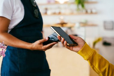 Fırın, kafedeki siyah kadının mutlu portresi pasta, kahve ve pişmiş yiyecekler servis etmeye hazır. Restoran, kafe ve kendine güvenen garson barista servis, yardım ve hoş geldiniz.