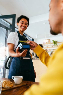 Fırın, kafedeki siyah kadının mutlu portresi pasta, kahve ve pişmiş yiyecekler servis etmeye hazır. Restoran, kafe ve kendine güvenen garson barista servis, yardım ve hoş geldiniz.