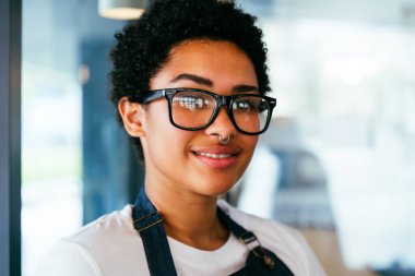 Fırın, kafedeki siyah kadının mutlu portresi pasta, kahve ve pişmiş yiyecekler servis etmeye hazır. Restoran, kafe ve kendine güvenen garson barista servis, yardım ve hoş geldiniz.