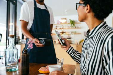 Fırın, kafede hamur işi, kahve ve fırında yemek servisi için hazır İspanyol siyahi bir adamın mutlu portresi. Restoran, kafe ve kendine güvenen garson barista servis, yardım ve hoş geldiniz.