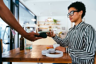 Fırın, kafede hamur işi, kahve ve fırında yemek servisi için hazır İspanyol siyahi bir adamın mutlu portresi. Restoran, kafe ve kendine güvenen garson barista servis, yardım ve hoş geldiniz.