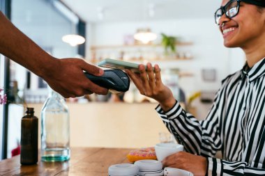 Fırın, kafede hamur işi, kahve ve fırında yemek servisi için hazır İspanyol siyahi bir adamın mutlu portresi. Restoran, kafe ve kendine güvenen garson barista servis, yardım ve hoş geldiniz.