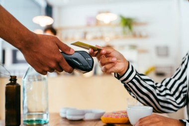 Fırın, kafede hamur işi, kahve ve fırında yemek servisi için hazır İspanyol siyahi bir adamın mutlu portresi. Restoran, kafe ve kendine güvenen garson barista servis, yardım ve hoş geldiniz.