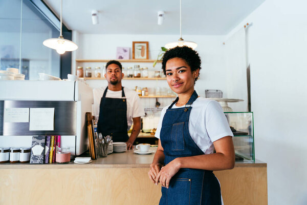 Пекарня, счастливый портрет латиноамериканского черного мужчины и женщины в кафе, готовых к подаче кондитерских, кофе и выпечки - Уверенный официант-бариста за стойкой за обслуживание, помощь и добро пожаловать в кафе