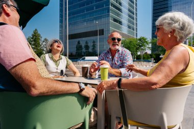 Bir grup kıdemli arkadaş, kentin dışındakilerle tanışıyor ve eğleniyor neşeli yaşlı insanlar bir araya geliyor, yaşlılar, yaşam kalitesi ve yaşlanmayla ilgili kavramlar.
