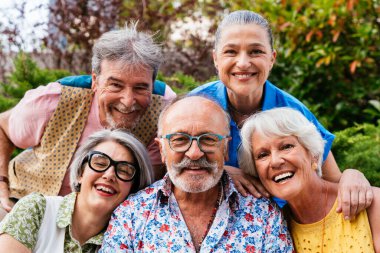 Bir grup kıdemli arkadaş, kentin dışındakilerle tanışıyor ve eğleniyor neşeli yaşlı insanlar bir araya geliyor, yaşlılar, yaşam kalitesi ve yaşlanmayla ilgili kavramlar.