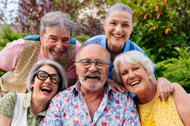 Bir grup kıdemli arkadaş, kentin dışındakilerle tanışıyor ve eğleniyor neşeli yaşlı insanlar bir araya geliyor, yaşlılar, yaşam kalitesi ve yaşlanmayla ilgili kavramlar.