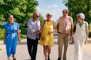 Bir grup kıdemli arkadaş şehirde buluşuyor ve eğleniyorlar neşeli yaşlı insanlar birbirine bağlanıyor, yaşlılar, yaşam kalitesi ve yaşlanma tarzı hakkında kavramlar.