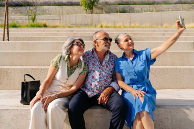 Bir grup kıdemli arkadaş şehirde buluşuyor ve eğleniyorlar neşeli yaşlı insanlar birbirine bağlanıyor, yaşlılar, yaşam kalitesi ve yaşlanma tarzı hakkında kavramlar.
