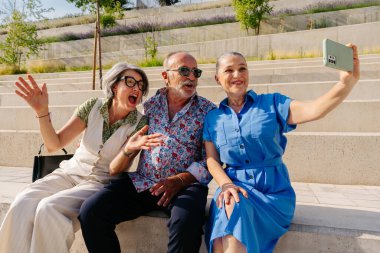 Bir grup kıdemli arkadaş şehirde buluşuyor ve eğleniyorlar neşeli yaşlı insanlar birbirine bağlanıyor, yaşlılar, yaşam kalitesi ve yaşlanma tarzı hakkında kavramlar.