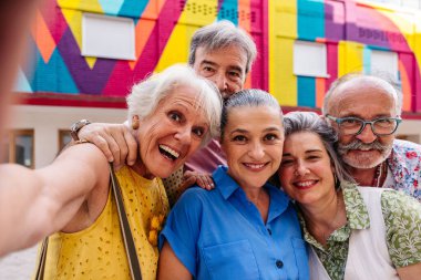 Bir grup kıdemli arkadaş şehirde buluşuyor ve eğleniyorlar neşeli yaşlı insanlar birbirine bağlanıyor, yaşlılar, yaşam kalitesi ve yaşlanma tarzı hakkında kavramlar.