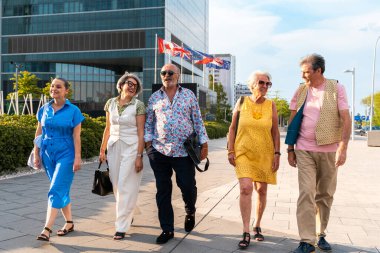Bir grup kıdemli arkadaş şehirde buluşuyor ve eğleniyorlar neşeli yaşlı insanlar birbirine bağlanıyor, yaşlılar, yaşam kalitesi ve yaşlanma tarzı hakkında kavramlar.