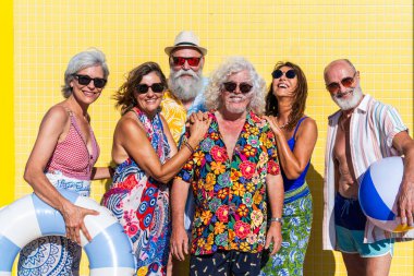 Yaz boyunca sahilde kaynaşan mutlu, yaşlı ve neşeli insanlar yaz tatilinde denizde eğleniyorlar, yaşlılar yaşam tarzı kavramları.