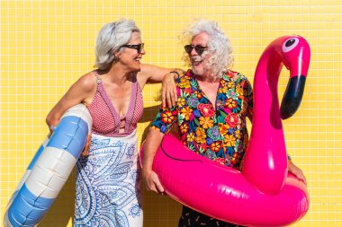 Yaz boyunca sahilde kaynaşan mutlu, yaşlı ve neşeli insanlar yaz tatilinde denizde eğleniyorlar, yaşlılar yaşam tarzı kavramları.