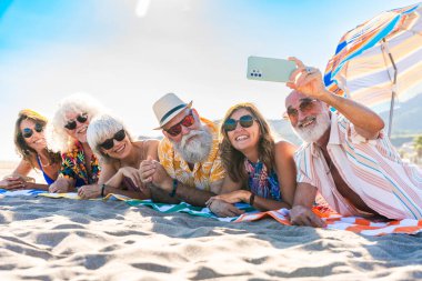Yaz boyunca sahilde kaynaşan mutlu, yaşlı ve neşeli insanlar yaz tatilinde denizde eğleniyorlar, yaşlılar yaşam tarzı kavramları.