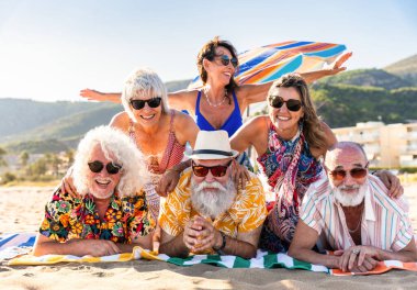 Yaz boyunca sahilde kaynaşan mutlu, yaşlı ve neşeli insanlar yaz tatilinde denizde eğleniyorlar, yaşlılar yaşam tarzı kavramları.