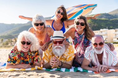 Yaz boyunca sahilde kaynaşan mutlu, yaşlı ve neşeli insanlar yaz tatilinde denizde eğleniyorlar, yaşlılar yaşam tarzı kavramları.