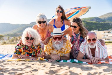 Yaz boyunca sahilde kaynaşan mutlu, yaşlı ve neşeli insanlar yaz tatilinde denizde eğleniyorlar, yaşlılar yaşam tarzı kavramları.