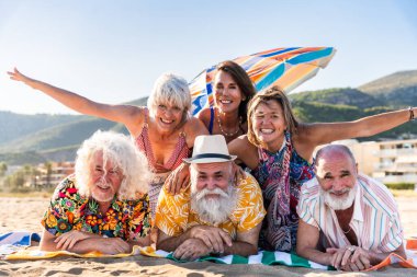Yaz boyunca sahilde kaynaşan mutlu, yaşlı ve neşeli insanlar yaz tatilinde denizde eğleniyorlar, yaşlılar yaşam tarzı kavramları.