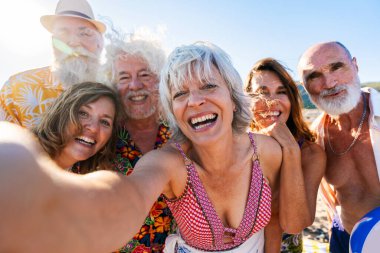 Yaz boyunca sahilde kaynaşan mutlu, yaşlı ve neşeli insanlar yaz tatilinde denizde eğleniyorlar, yaşlılar yaşam tarzı kavramları.