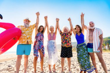 Yaz boyunca sahilde kaynaşan mutlu, yaşlı ve neşeli insanlar yaz tatilinde denizde eğleniyorlar, yaşlılar yaşam tarzı kavramları.