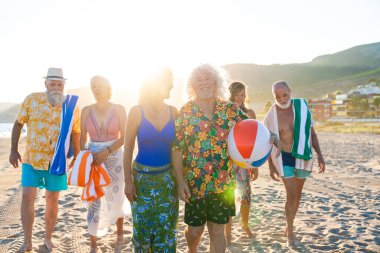 Yaz boyunca sahilde kaynaşan mutlu, yaşlı ve neşeli insanlar yaz tatilinde denizde eğleniyorlar, yaşlılar yaşam tarzı kavramları.