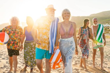 Yaz boyunca sahilde kaynaşan mutlu, yaşlı ve neşeli insanlar yaz tatilinde denizde eğleniyorlar, yaşlılar yaşam tarzı kavramları.