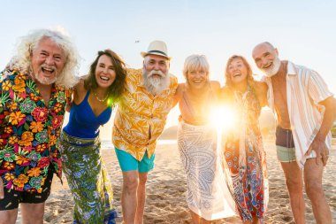 Yaz boyunca sahilde kaynaşan mutlu, yaşlı ve neşeli insanlar yaz tatilinde denizde eğleniyorlar, yaşlılar yaşam tarzı kavramları.