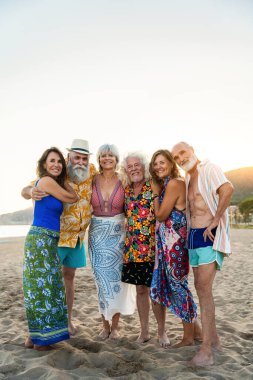 Yaz boyunca sahilde kaynaşan mutlu, yaşlı ve neşeli insanlar yaz tatilinde denizde eğleniyorlar, yaşlılar yaşam tarzı kavramları.