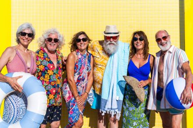 Yaz boyunca sahilde kaynaşan mutlu, yaşlı ve neşeli insanlar yaz tatilinde denizde eğleniyorlar, yaşlılar yaşam tarzı kavramları.