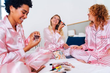 Evde pijama partisi veren çok ırklı bir grup genç kız arkadaş neşeli en iyi kız arkadaşlar kaynaşıyor ve evde eğleniyorlar.