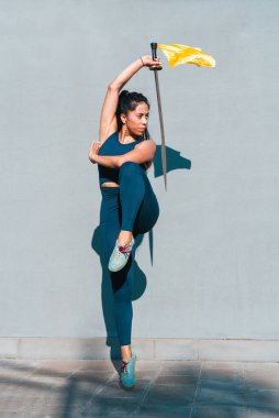 Çinli genç bir kadın dışarıda Wushu kung fu 'su yapıyor. Dövüş sanatları eğitimi alan genç bir kız..