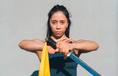 Çinli genç bir kadın dışarıda Wushu kung fu 'su yapıyor. Dövüş sanatları eğitimi alan genç bir kız..