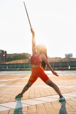 Çinli genç bir kadın dışarıda Wushu kung fu 'su yapıyor. Dövüş sanatları eğitimi alan genç bir kız..