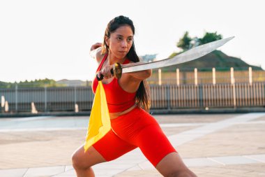 Çinli genç bir kadın dışarıda Wushu kung fu 'su yapıyor. Dövüş sanatları eğitimi alan genç bir kız..