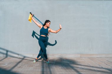Çinli genç bir kadın dışarıda Wushu kung fu 'su yapıyor. Dövüş sanatları eğitimi alan genç bir kız..