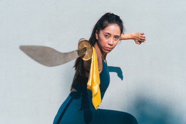 Çinli genç bir kadın dışarıda Wushu kung fu 'su yapıyor. Dövüş sanatları eğitimi alan genç bir kız..