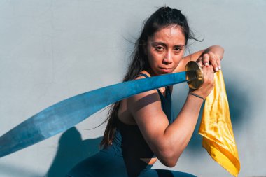 Çinli genç bir kadın dışarıda Wushu kung fu 'su yapıyor. Dövüş sanatları eğitimi alan genç bir kız..