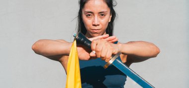 Çinli genç bir kadın dışarıda Wushu kung fu 'su yapıyor. Dövüş sanatları eğitimi alan genç bir kız..