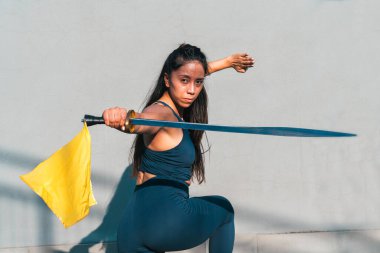 Çinli genç bir kadın dışarıda Wushu kung fu 'su yapıyor. Dövüş sanatları eğitimi alan genç bir kız..