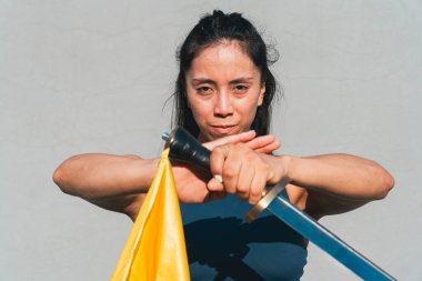 Çinli genç bir kadın dışarıda Wushu kung fu 'su yapıyor. Dövüş sanatları eğitimi alan genç bir kız..