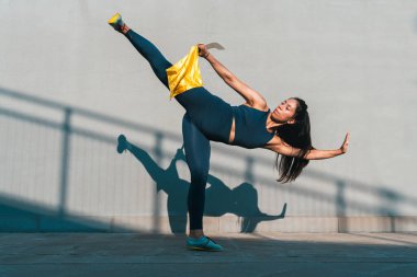 Çinli genç bir kadın dışarıda Wushu kung fu 'su yapıyor. Dövüş sanatları eğitimi alan genç bir kız..