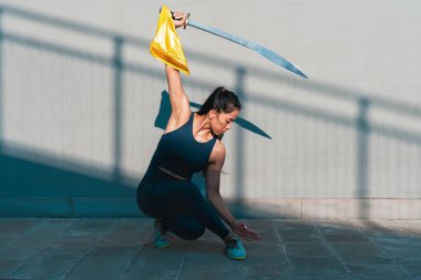 Çinli genç bir kadın dışarıda Wushu kung fu 'su yapıyor. Dövüş sanatları eğitimi alan genç bir kız..