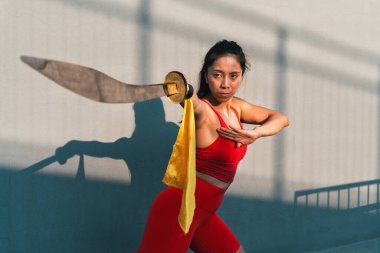 Çinli genç bir kadın dışarıda Wushu kung fu 'su yapıyor. Dövüş sanatları eğitimi alan genç bir kız..