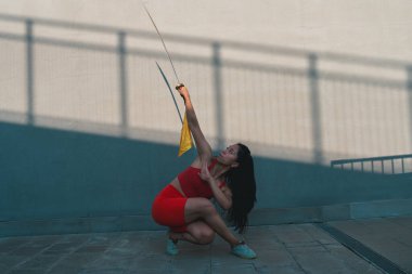 Çinli genç bir kadın dışarıda Wushu kung fu 'su yapıyor. Dövüş sanatları eğitimi alan genç bir kız..