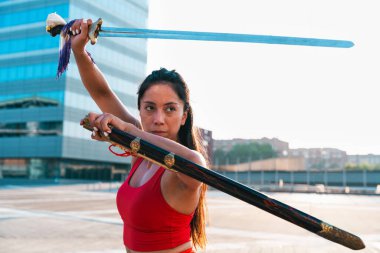 Çinli genç bir kadın dışarıda Wushu kung fu 'su yapıyor. Dövüş sanatları eğitimi alan genç bir kız..